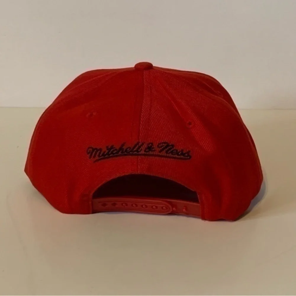 NWT. MITCHELL & NESS Chicago Bulls Snapback Hat